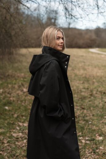 BLACK FLOW RAINCOAT - recycled materials